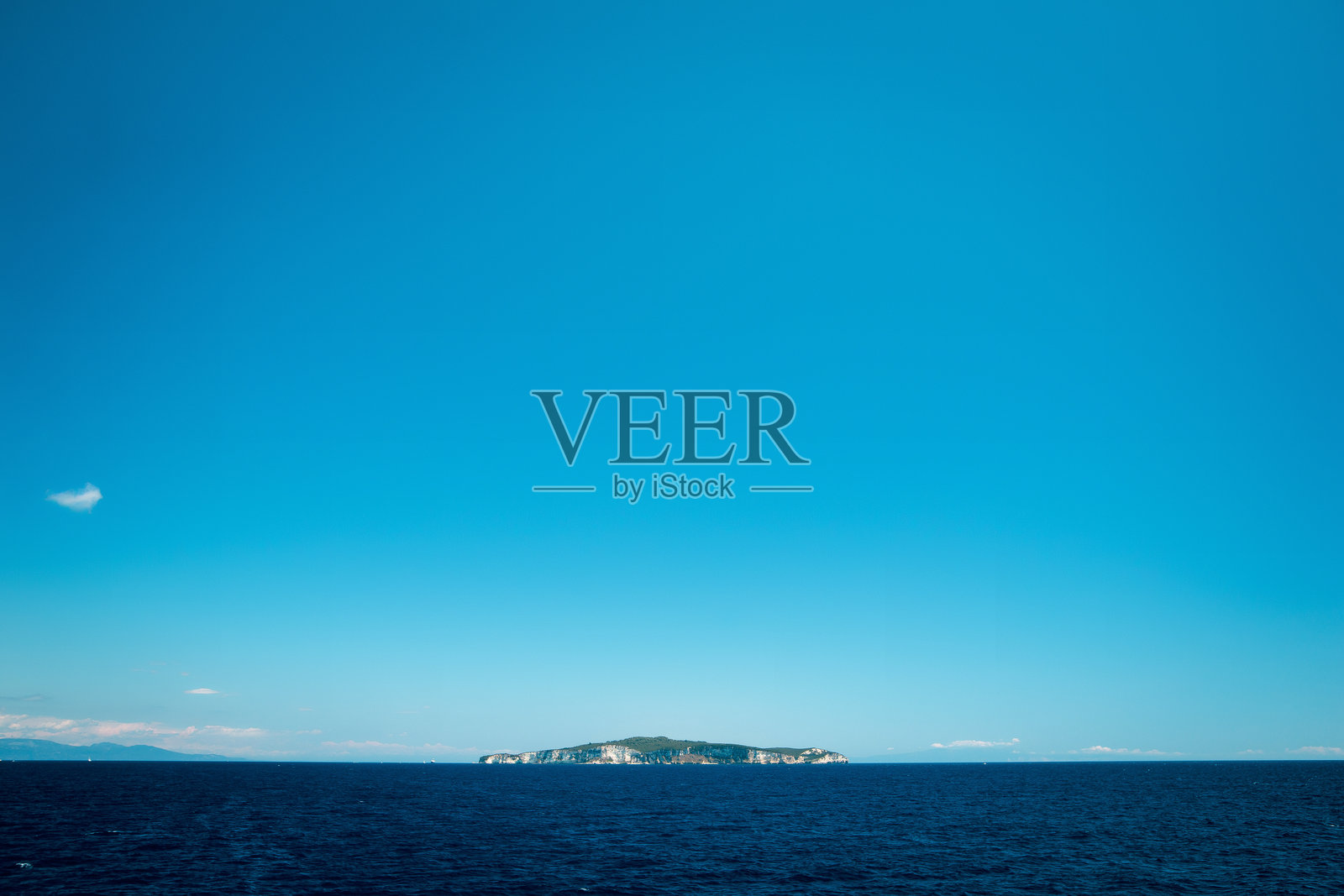 广阔海洋中的孤立岛屿照片摄影图片