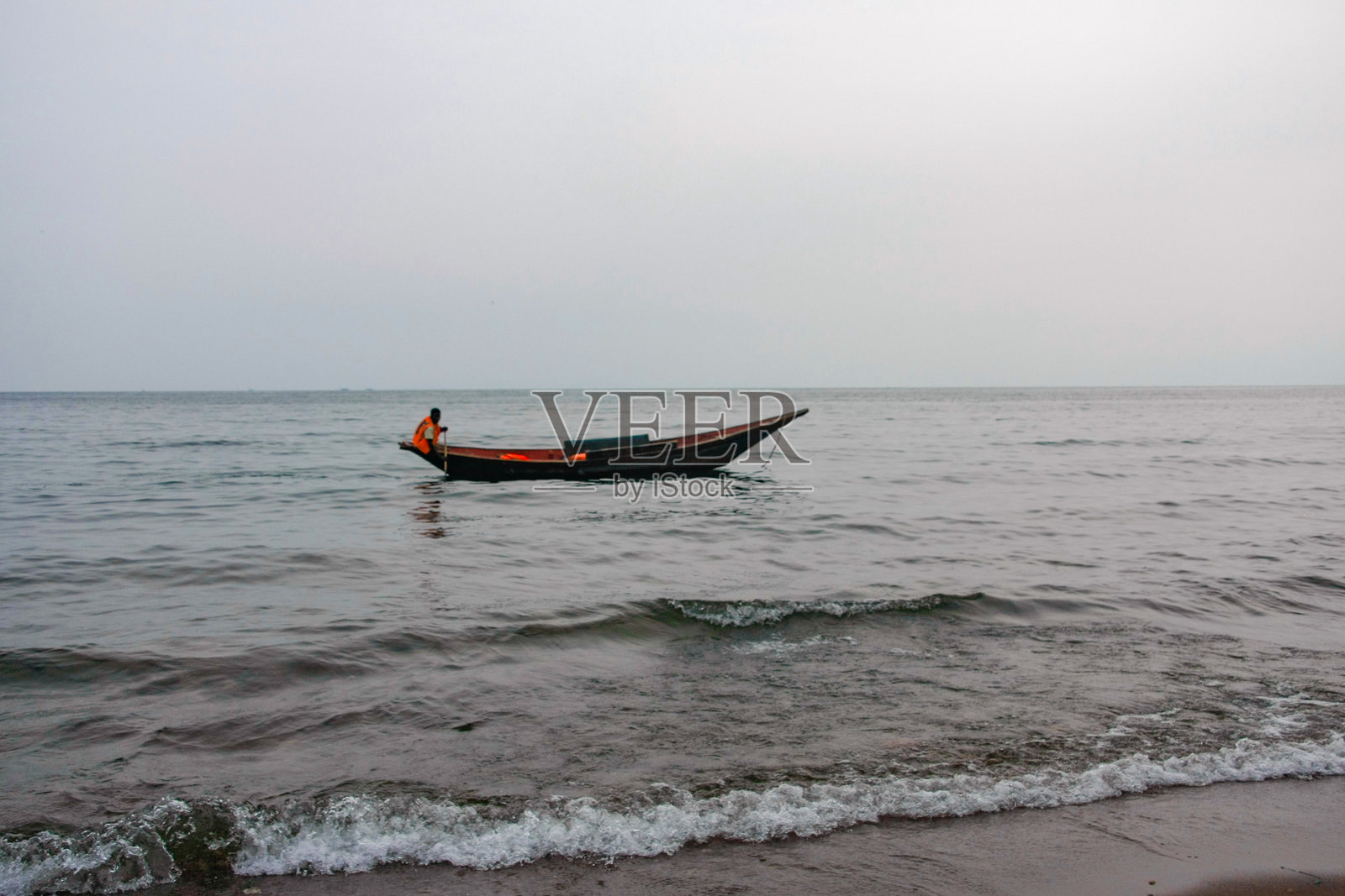 基伍湖岸边的船夫景观照片摄影图片