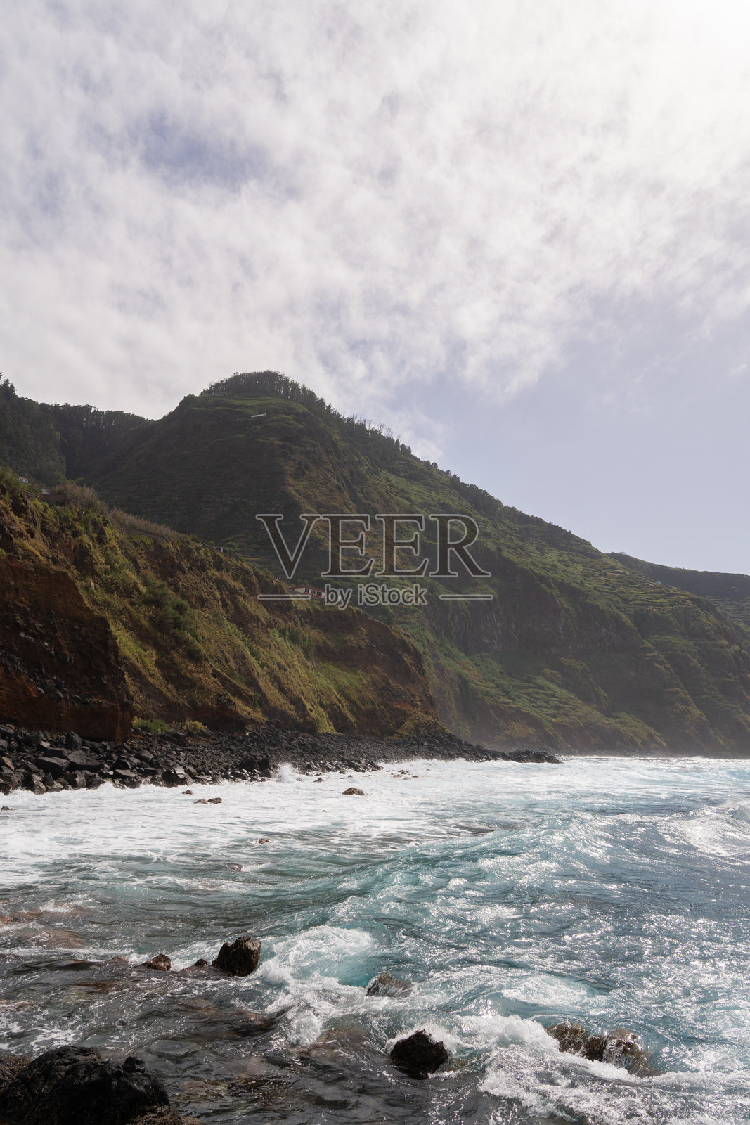 马德拉岛戏剧性的悬崖与海浪（竖版）照片摄影图片