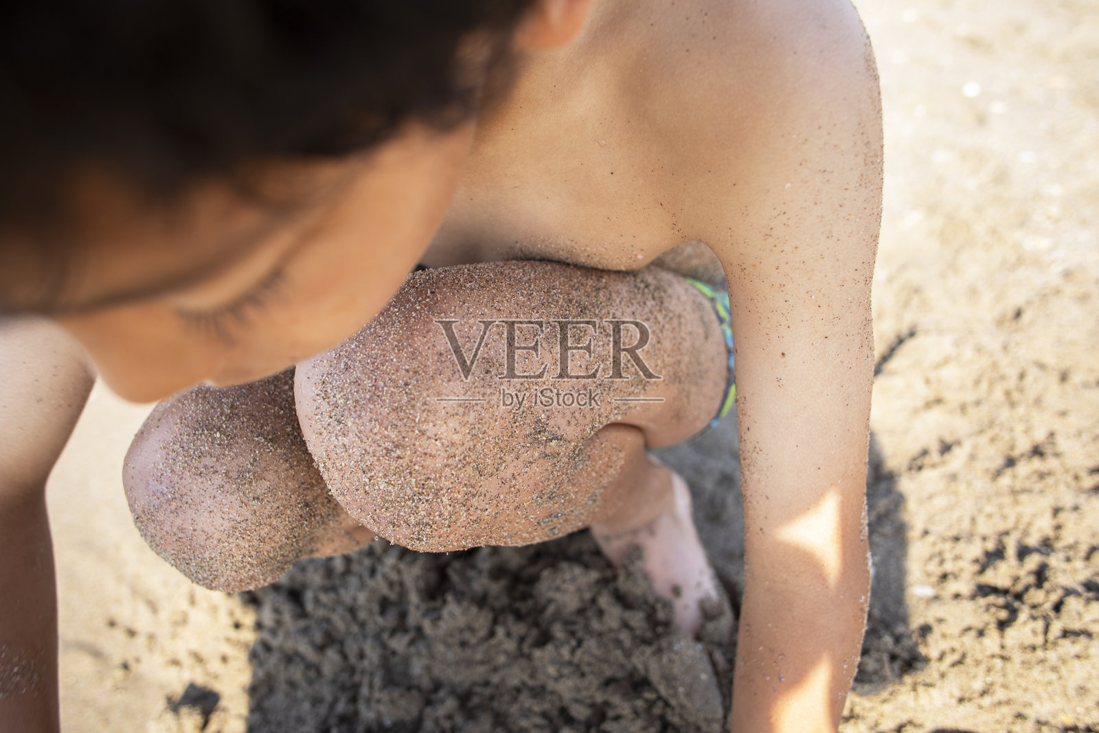 孩子的皮肤上满是沙子照片摄影图片