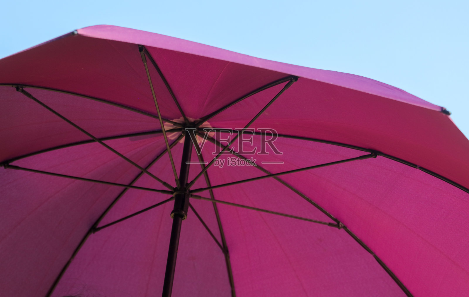 粉色的雨伞与蓝天背景照片摄影图片