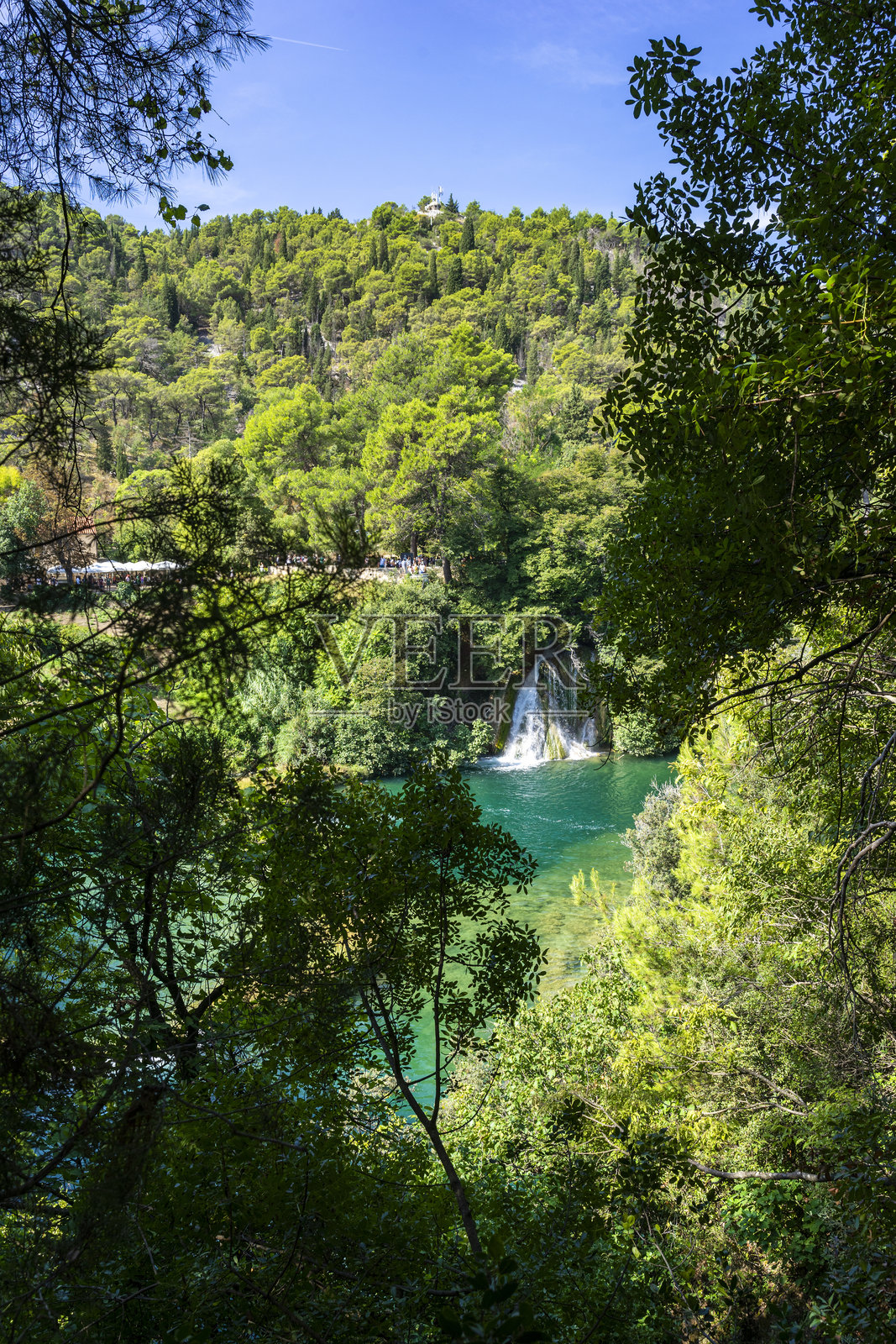克尔卡国家公园的郁郁葱葱森林中的风景如画的瀑布和湖泊，斯克拉丁瀑布，克罗地亚照片摄影图片