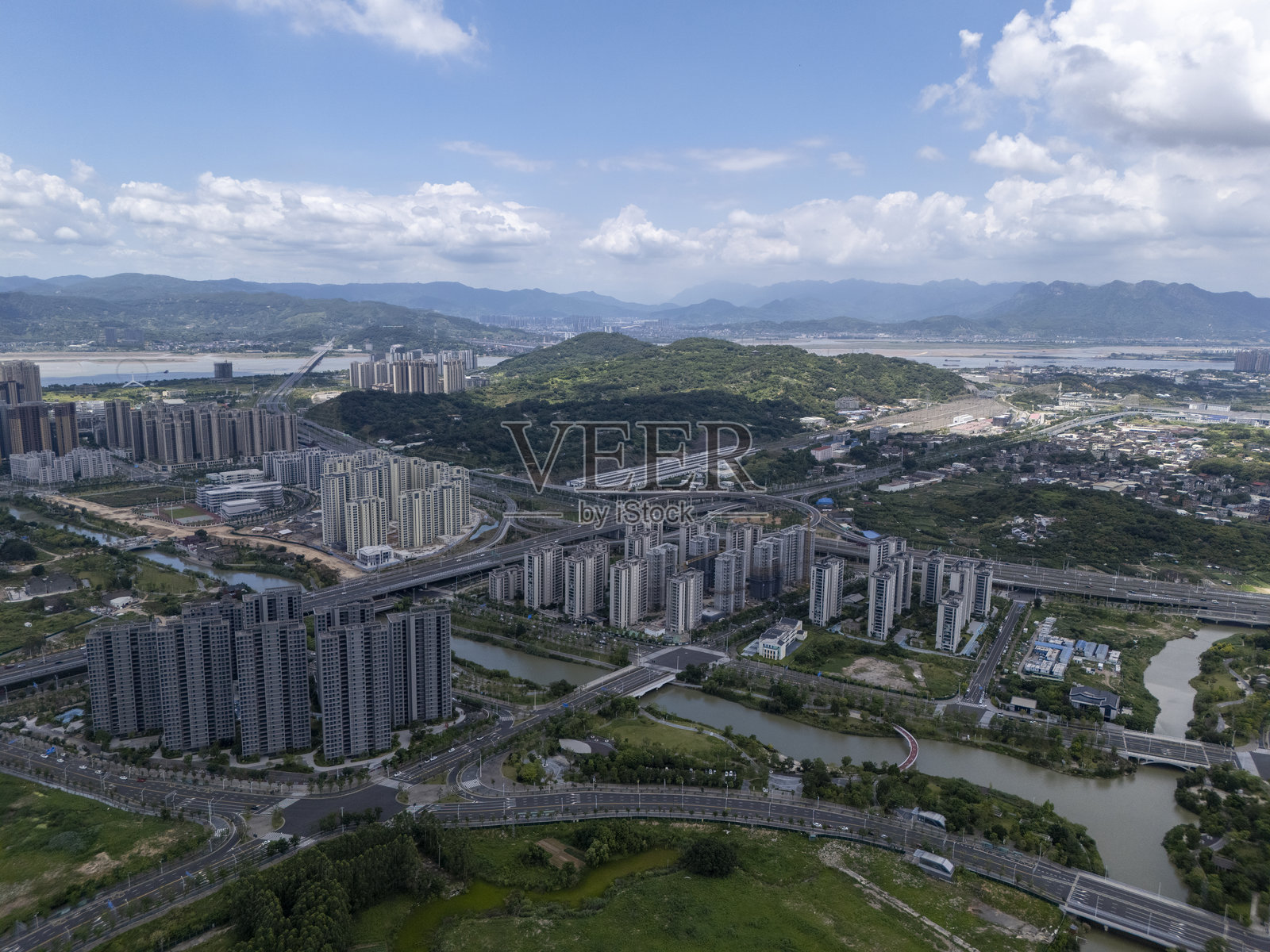 现代城市景观的鸟瞰图，绿地与高楼大厦相映成趣照片摄影图片