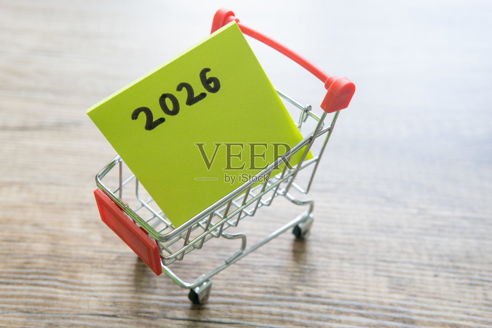 2026年新年购物清单。购物车上贴着写有2026的便签。照片摄影图片