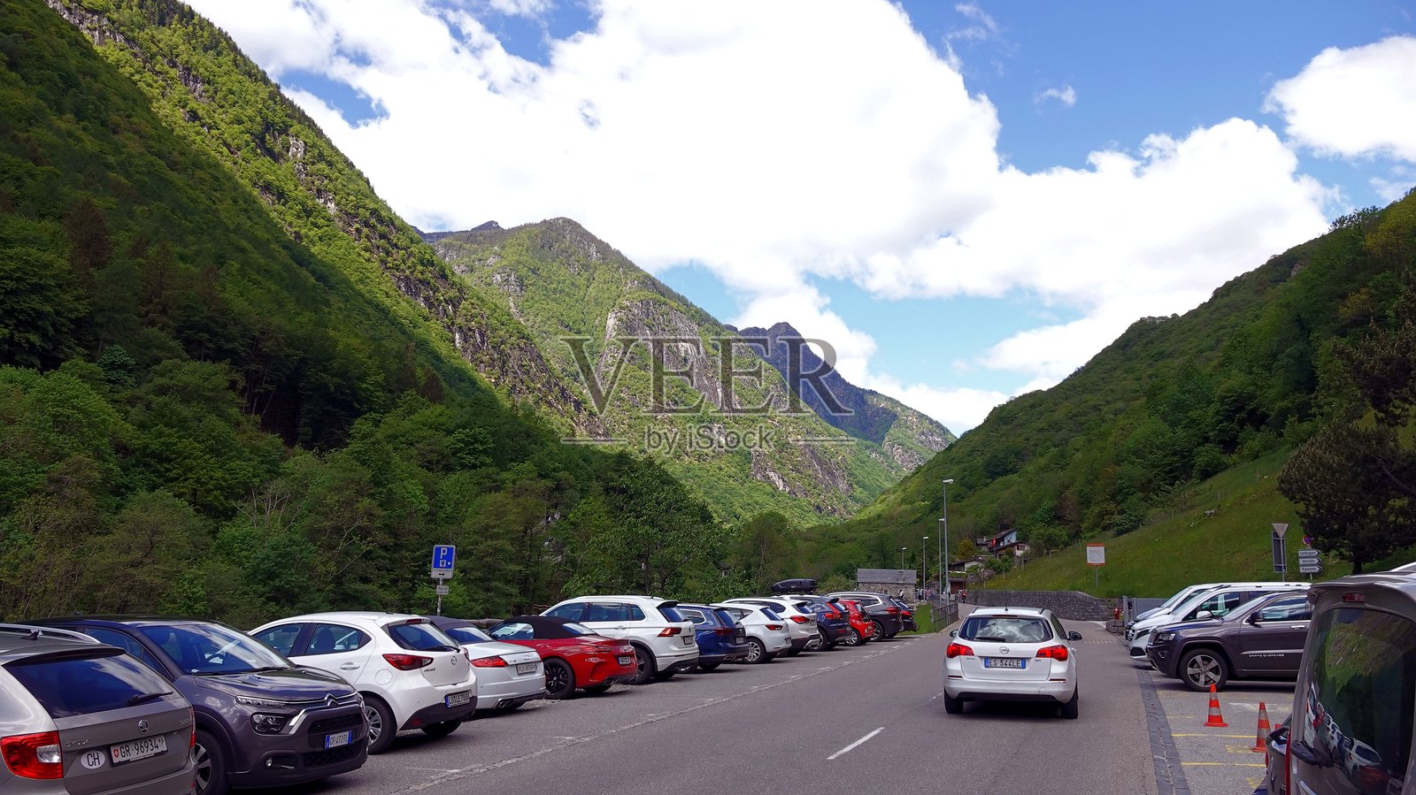 靠近拉韦尔泰佐村的停车场。韦尔扎斯卡河。照片摄影图片