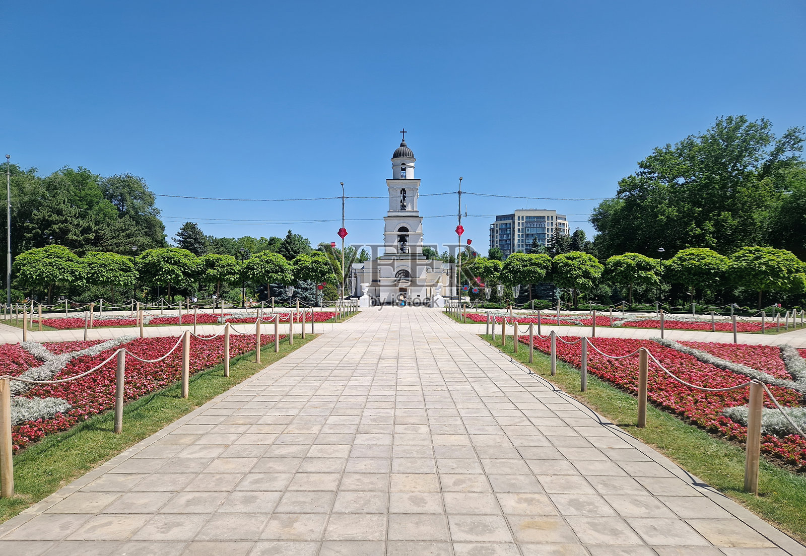摩尔多瓦首都的主教座堂圣诞降生，钟楼是该城市的建筑中心。夏季美丽的地标景观。照片摄影图片