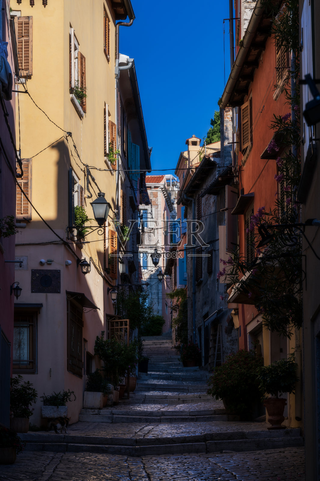 罗维尼老城色彩斑斓的街道，夏日清晨的日出，古老的地中海城市和著名的旅游胜地。照片摄影图片