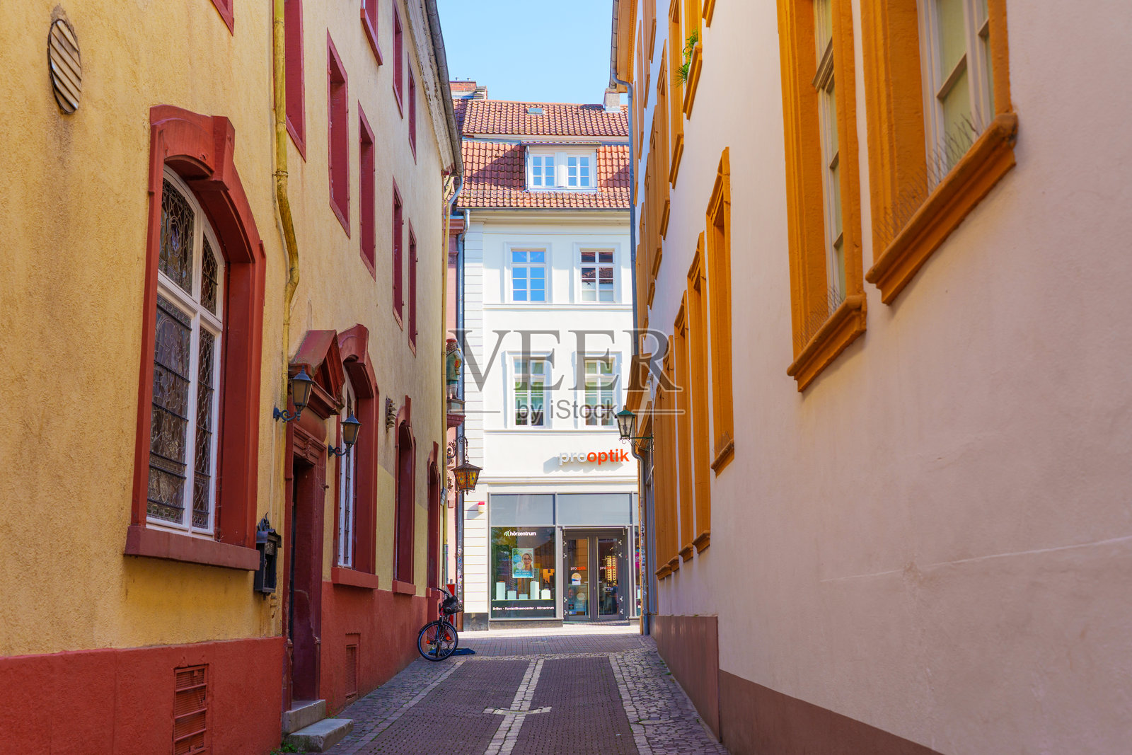 海德堡狭窄的小巷，五彩斑斓的外立面和商店照片摄影图片