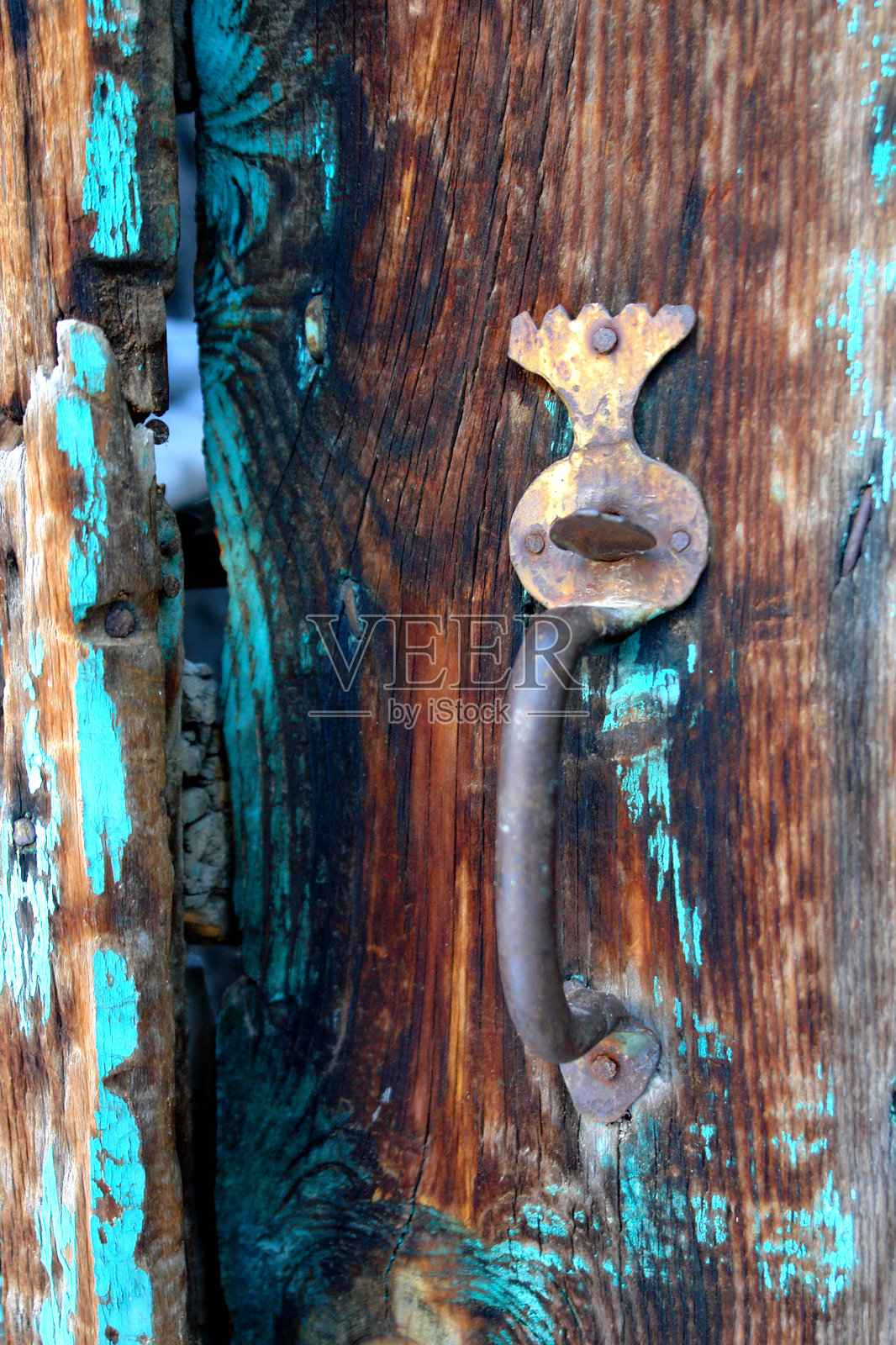 冬季小亚纳托利亚镇一座老房子的蓝色门把手照片摄影图片