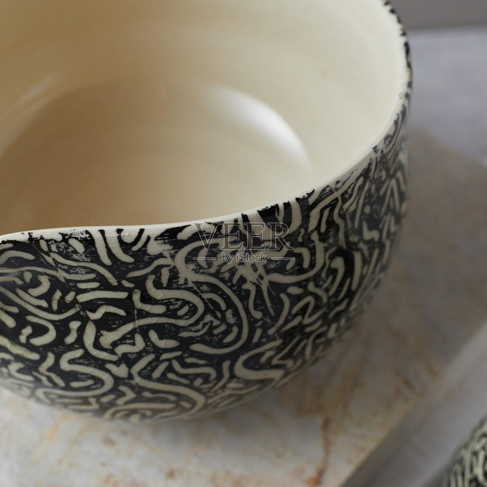 灰色背景上的陶瓷茶碗。照片摄影图片