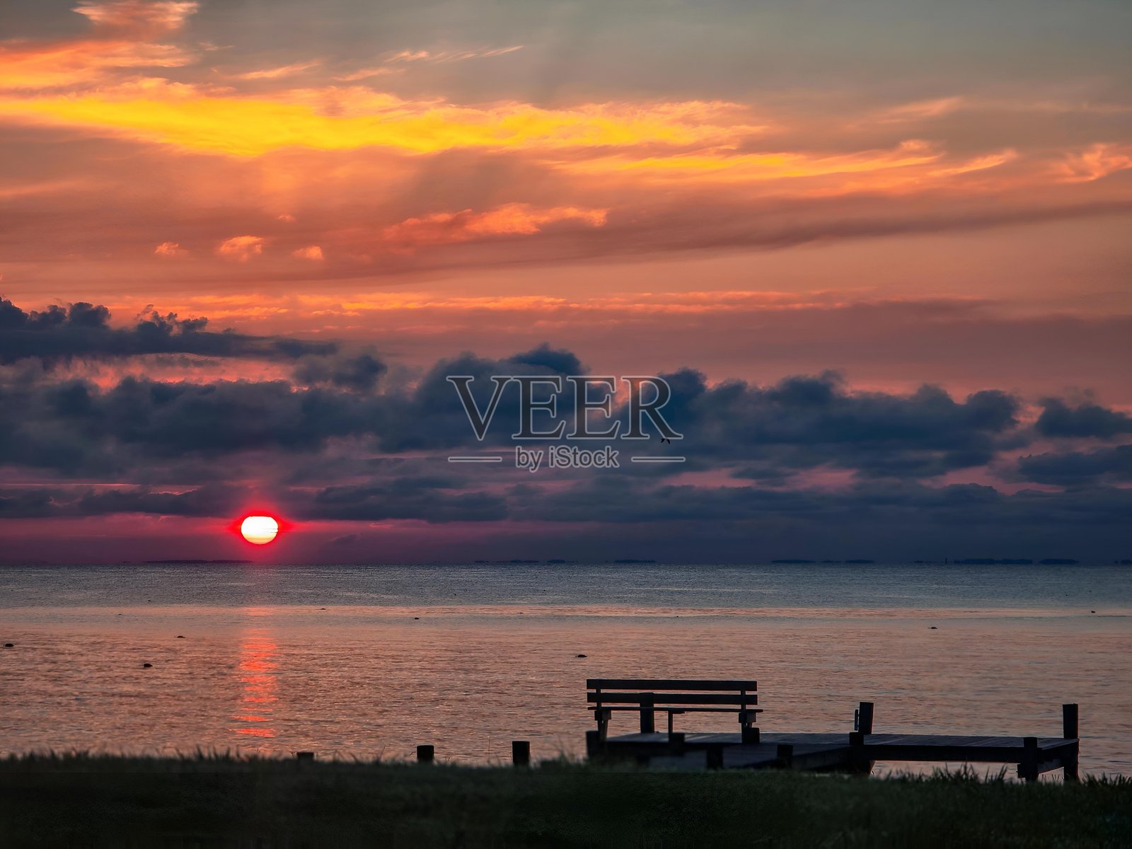切萨皮克湾的夏季日出与钓鱼码头照片摄影图片