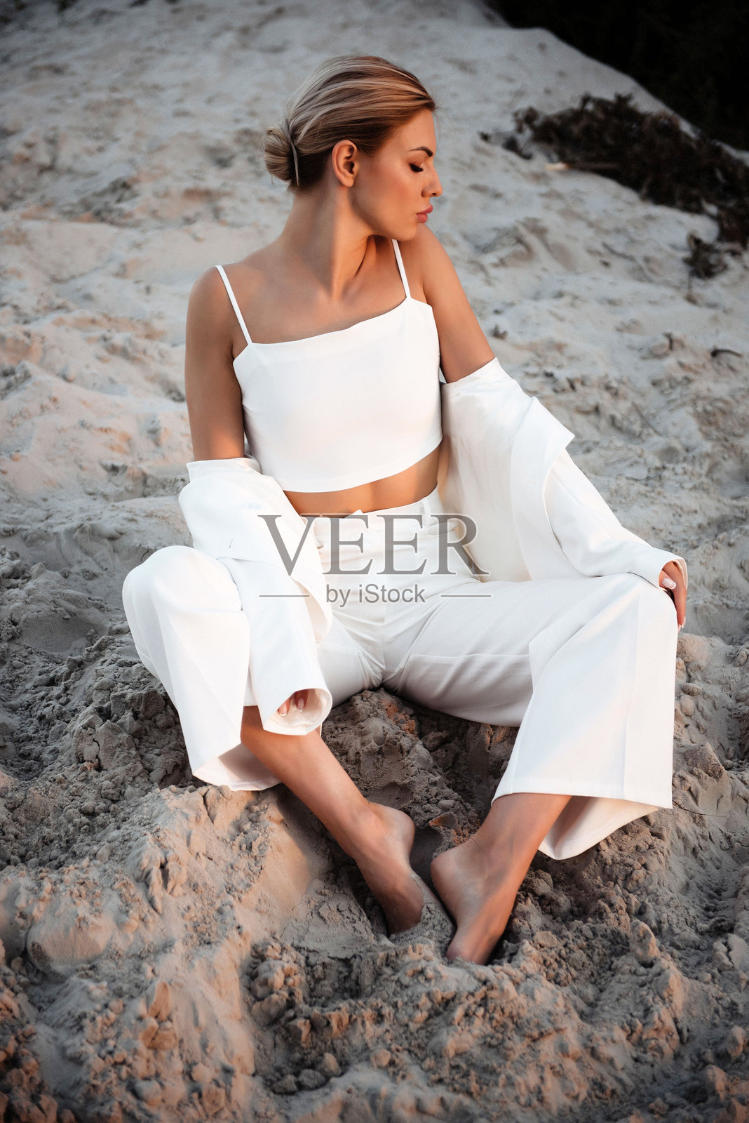 迷人的女性在户外闭眼摆姿势，面对镜头。照片摄影图片