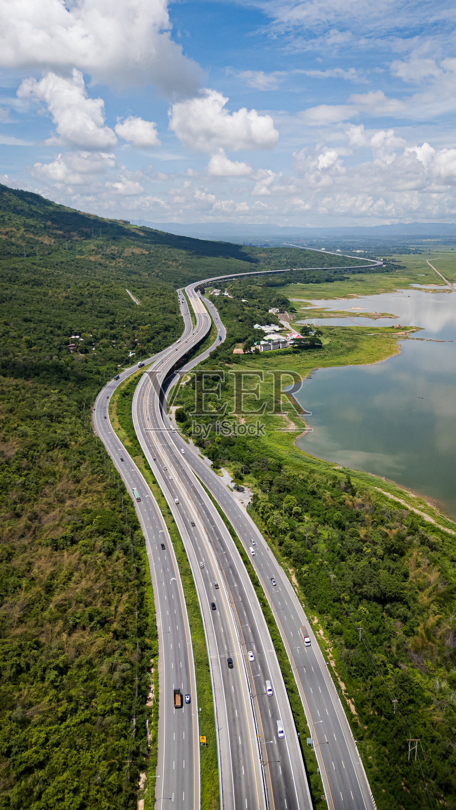 无人机拍摄的M6高速公路，位于那空叻差斯马省 - 邦帕因，蓝塔孔河与山脉。泰国高架公路。照片摄影图片