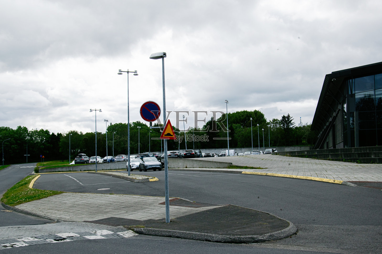雷克雅未克，冰岛现代建筑附近的户外停车场照片摄影图片
