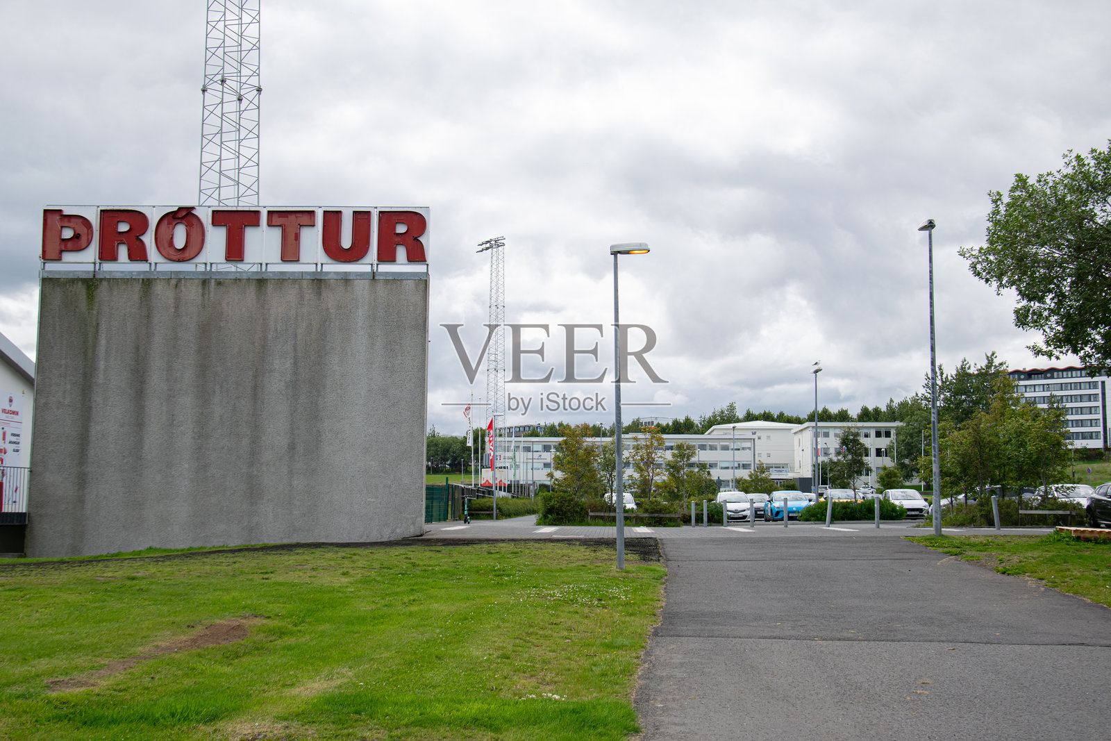 雷克雅未克，冰岛的城市景观，包括一个体育场和停车场照片摄影图片