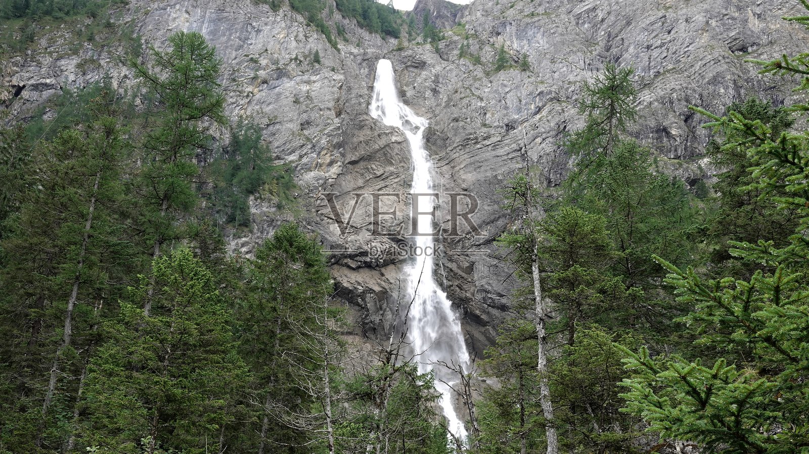 恩斯特利根瀑布。瑞士。阿德尔博登。照片摄影图片