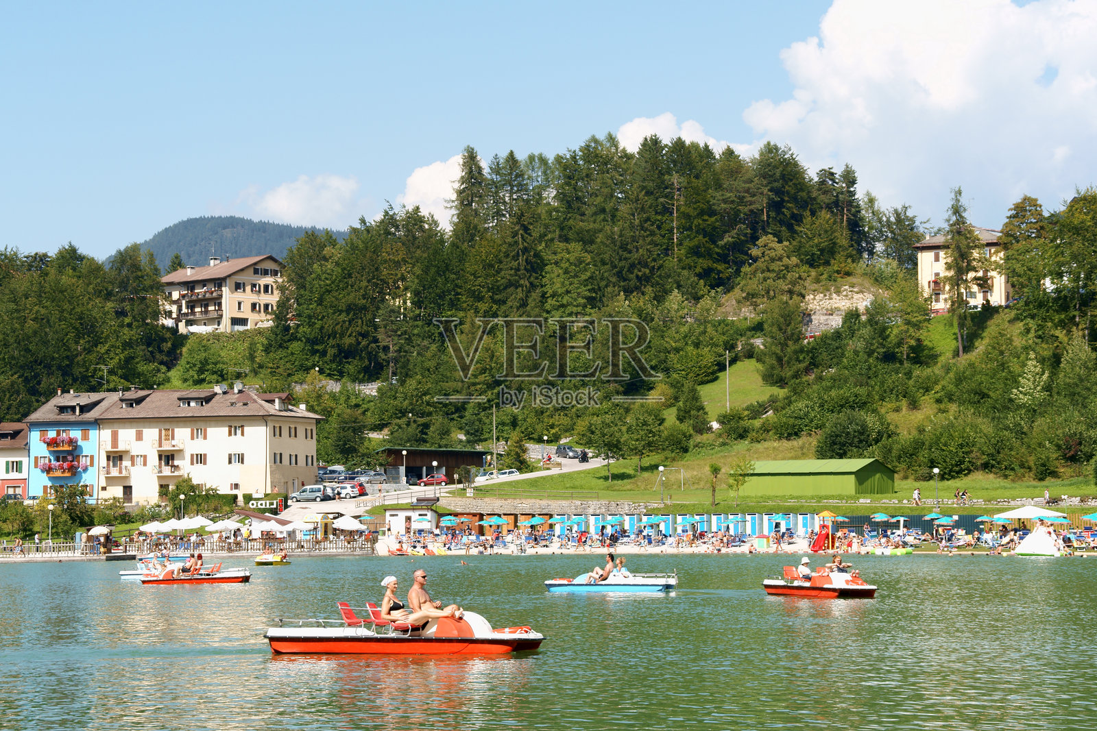 意大利特伦蒂诺-阿尔托阿迪杰的教堂湖泊照片摄影图片