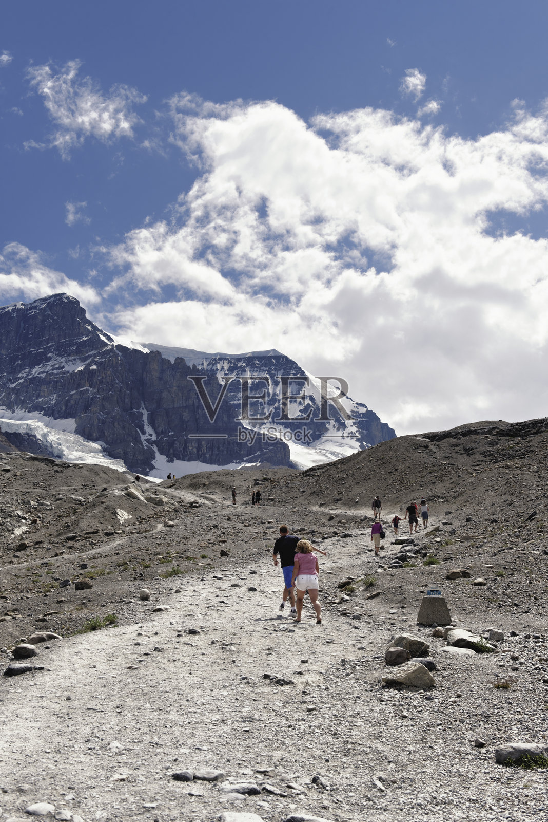 游客徒步前往阿萨巴斯卡冰川的脚部，加拿大阿尔伯塔省照片摄影图片