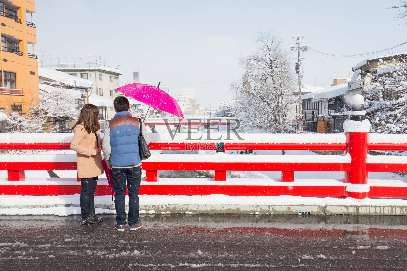 在红色的中桥上，恋爱中的情侣们浪漫的场景照片摄影图片