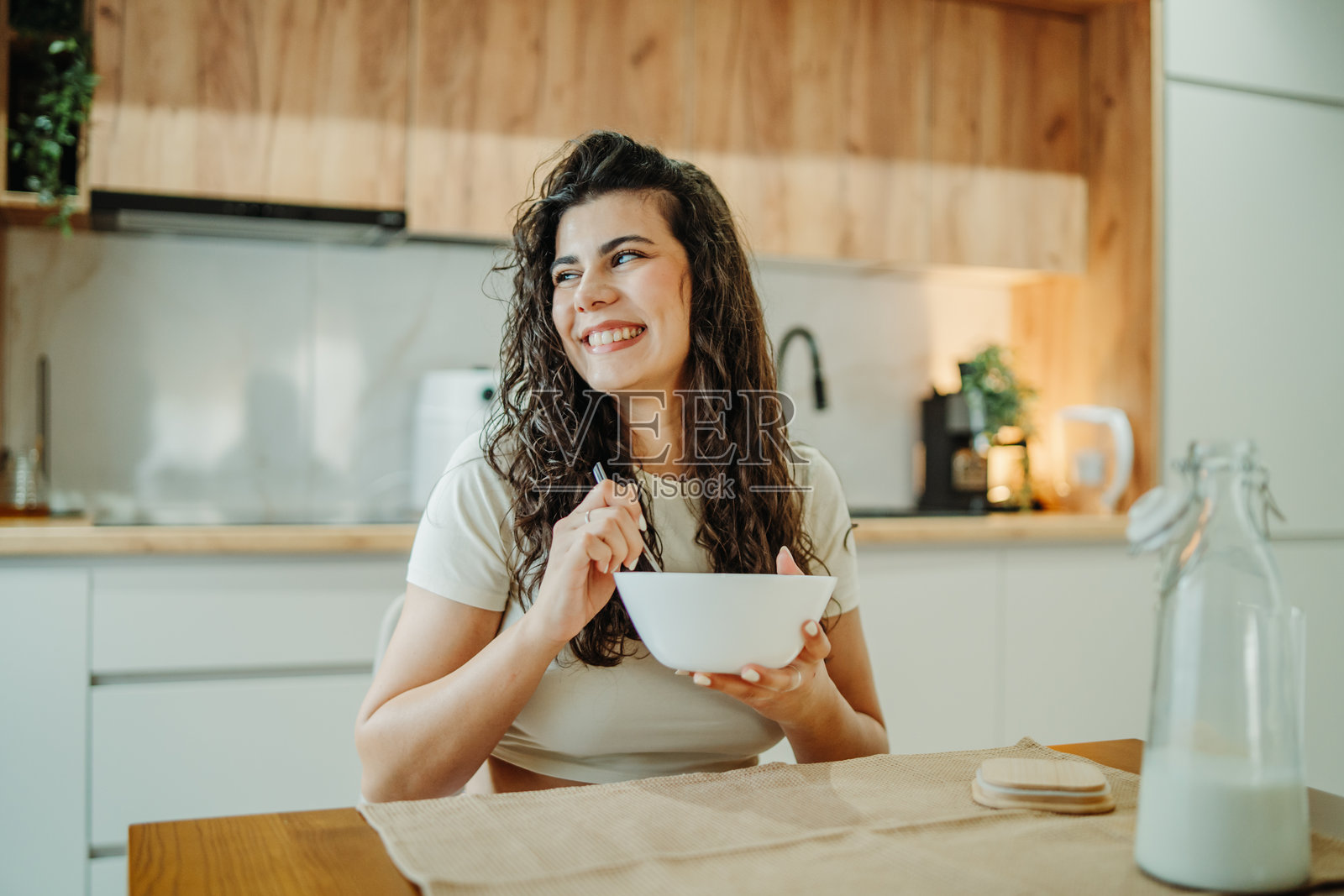 年轻的白人女性在家吃早餐麦片照片摄影图片