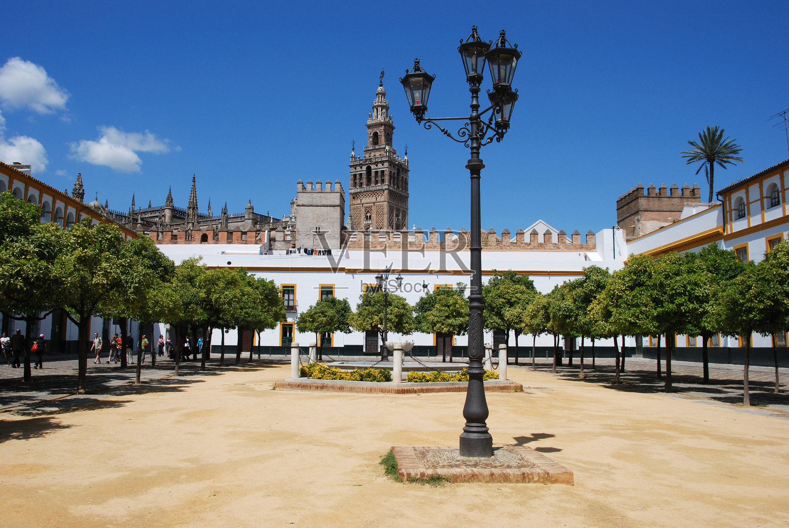 塞维利亚的旗帜庭院。照片摄影图片