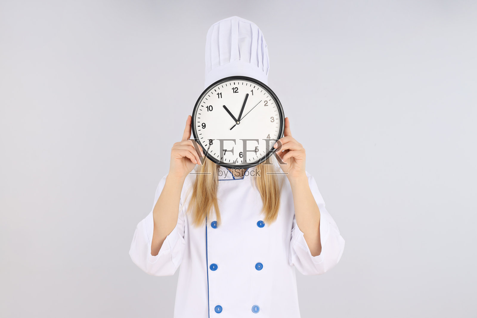 女性厨师与时钟在浅色背景上照片摄影图片