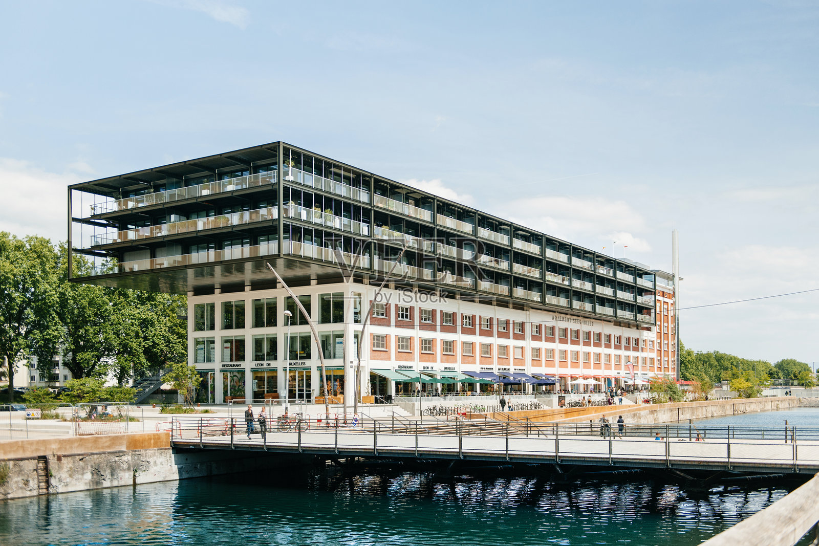 靠近水渠的大型新房子照片摄影图片