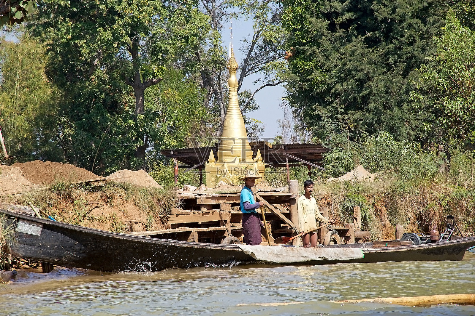 因莱湖上的传统船只照片摄影图片