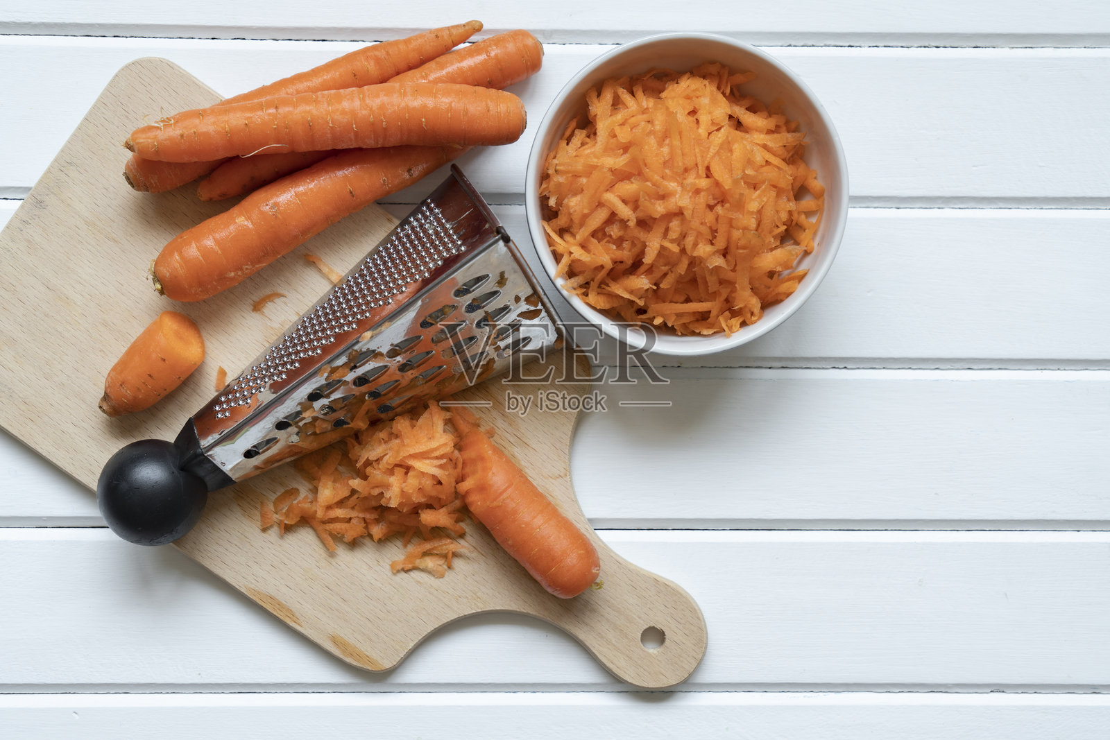 新鲜有机切丝胡萝卜放在切菜板上照片摄影图片