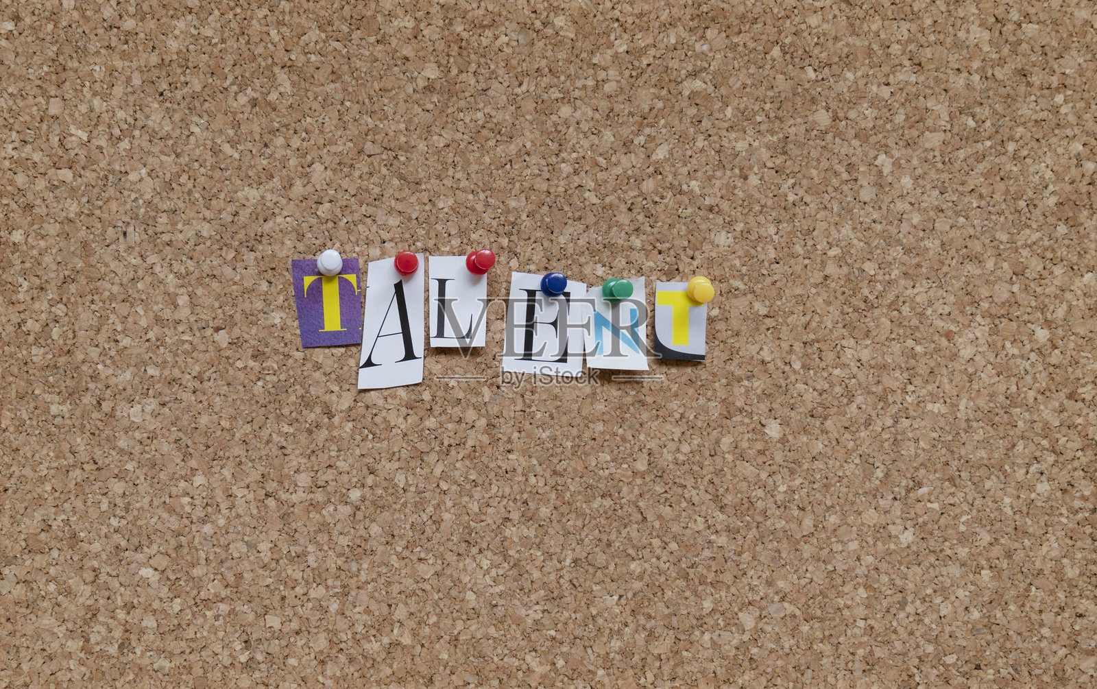 钉在软木板上的“才华”字样照片摄影图片