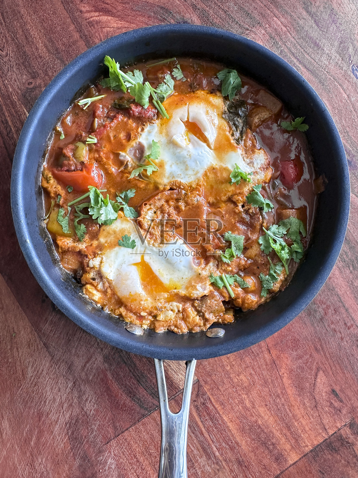 健康的沙克舒卡早餐俯视图，配有水煮蛋 / 营养丰富的餐点盛在不粘锅中照片摄影图片