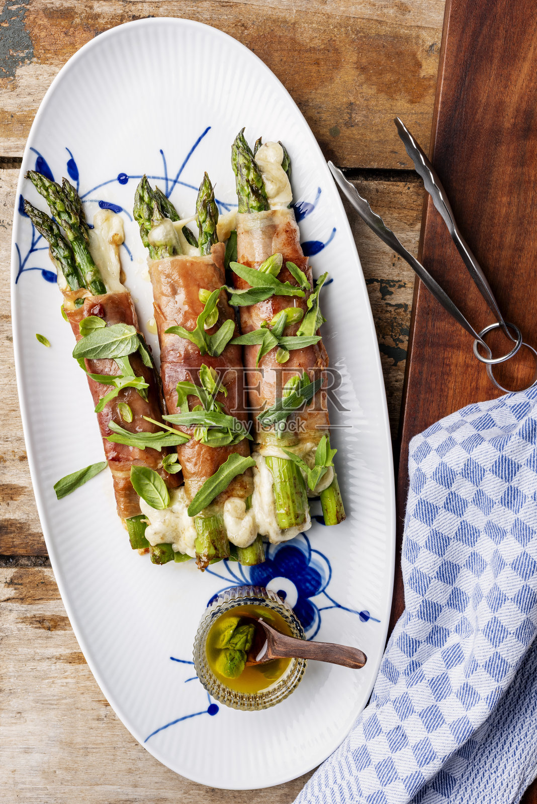 芦笋、马苏里拉奶酪和火腿包裹照片摄影图片