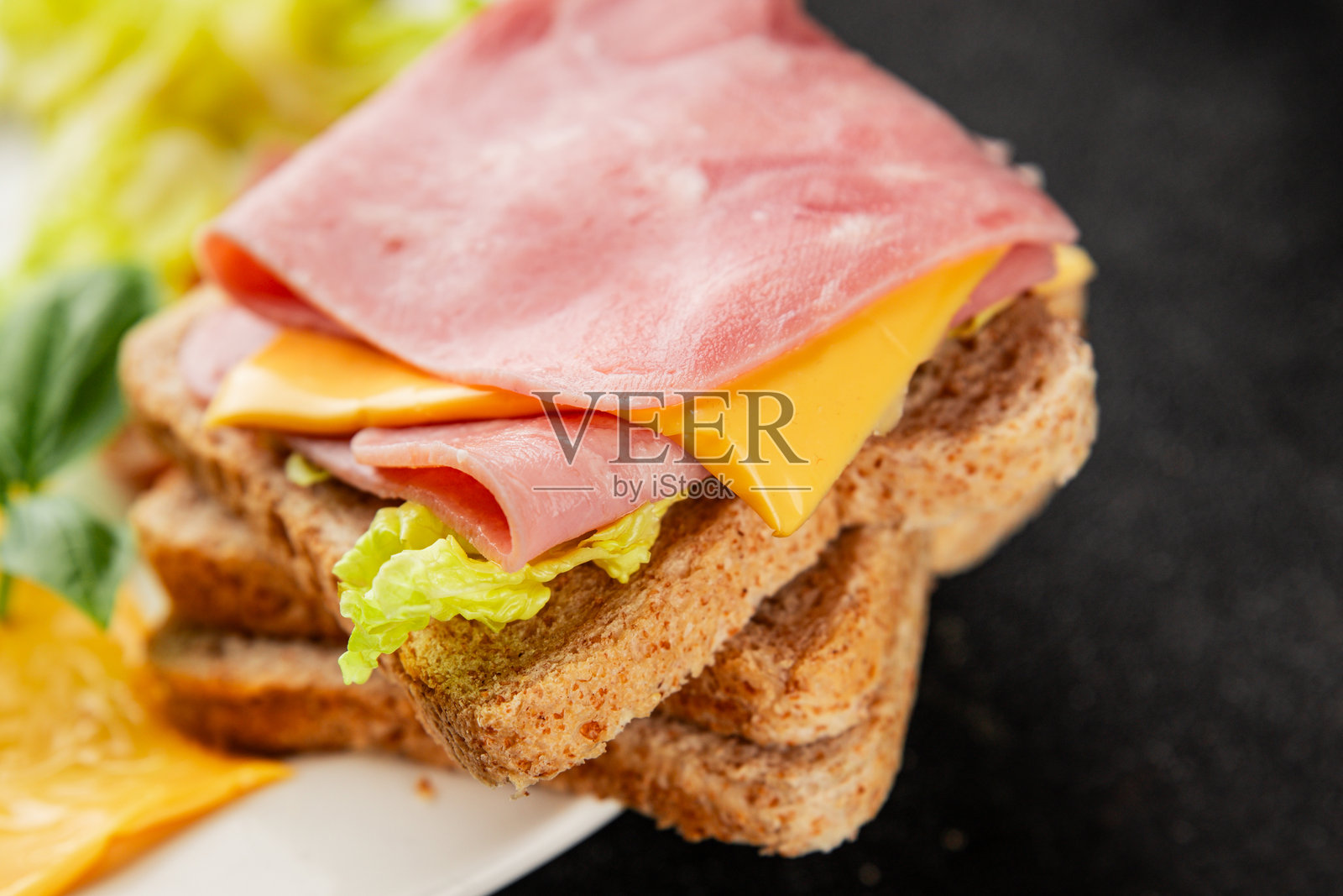 三明治火腿、奶酪、面包、烤肉、午餐肉、新鲜、美味的美食背景，桌面上的乡村风格美食俯视图，留白空间照片摄影图片