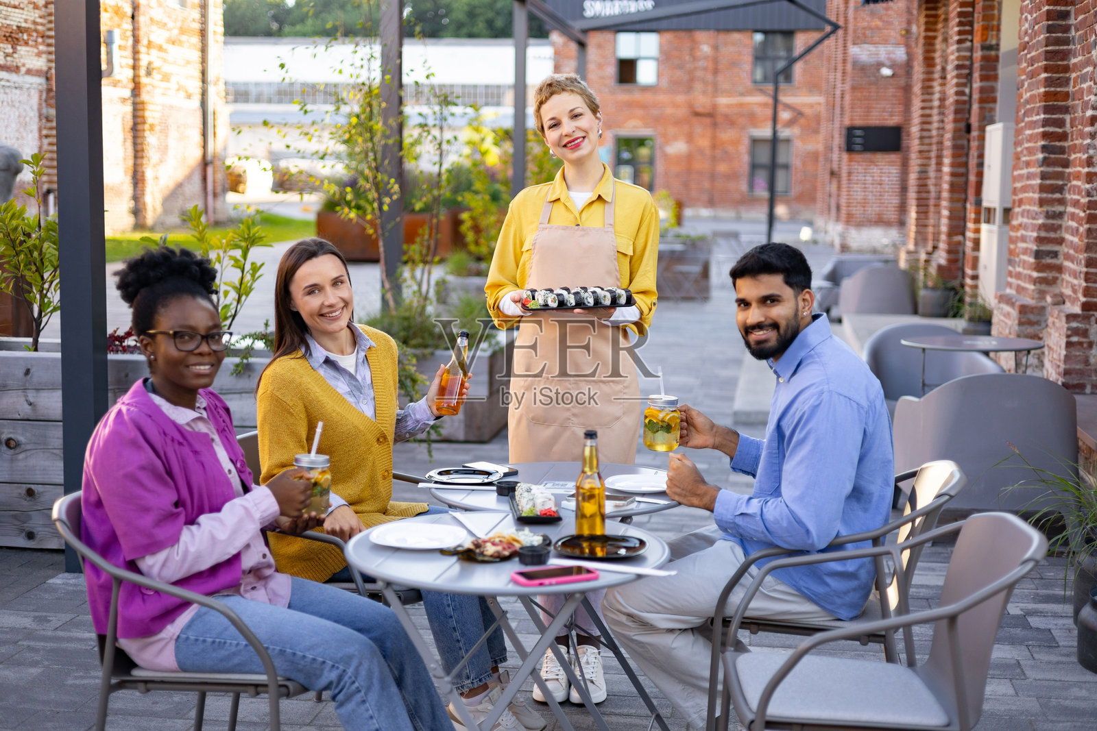 朋友们在餐厅享受寿司照片摄影图片