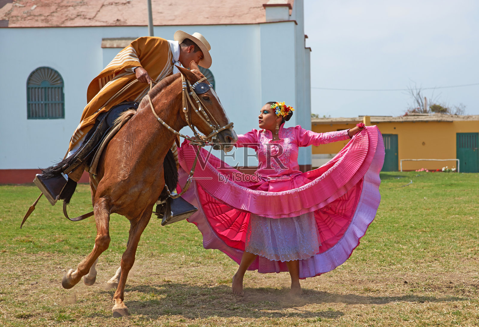 与马共舞照片摄影图片