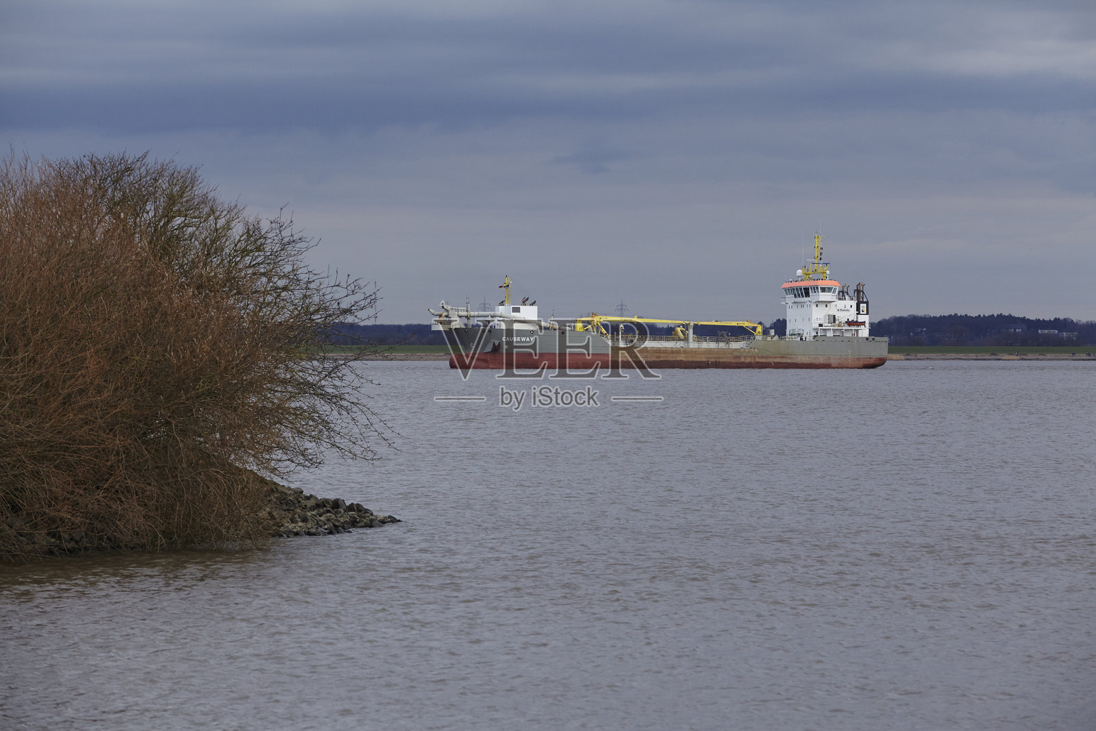 斯坦基兴(德国) - 在易北河上的吸泥船照片摄影图片