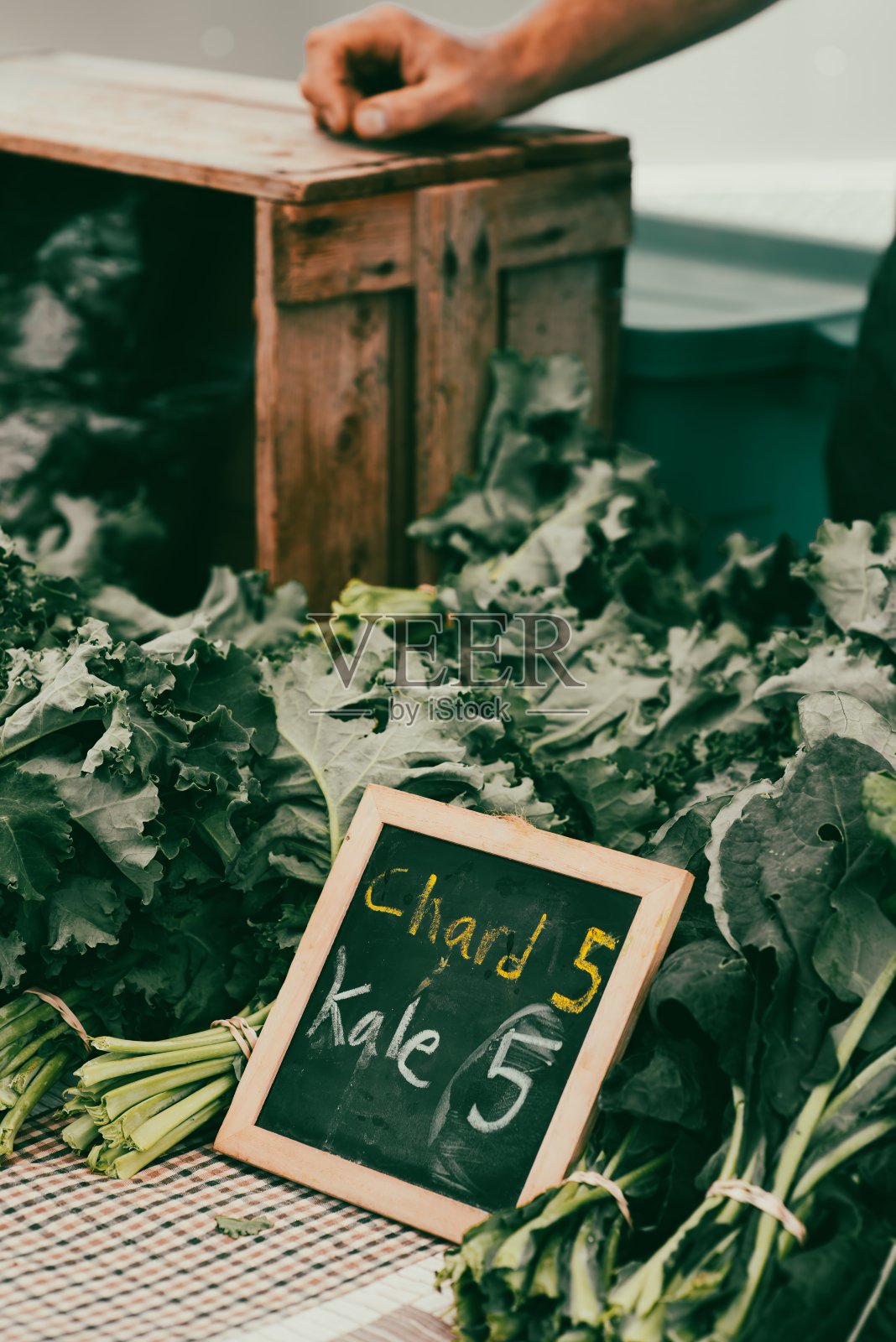 农贸市场摊位上的新鲜羽衣甘蓝和瑞士甜菜照片摄影图片