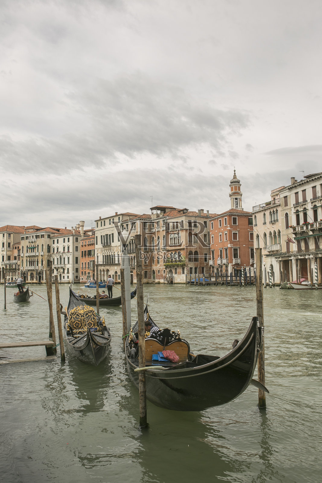 威尼斯意大利水道上的传统贡多拉照片摄影图片