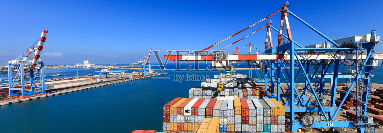 国际大型集装箱船正在卸货到服务卡车上照片摄影图片