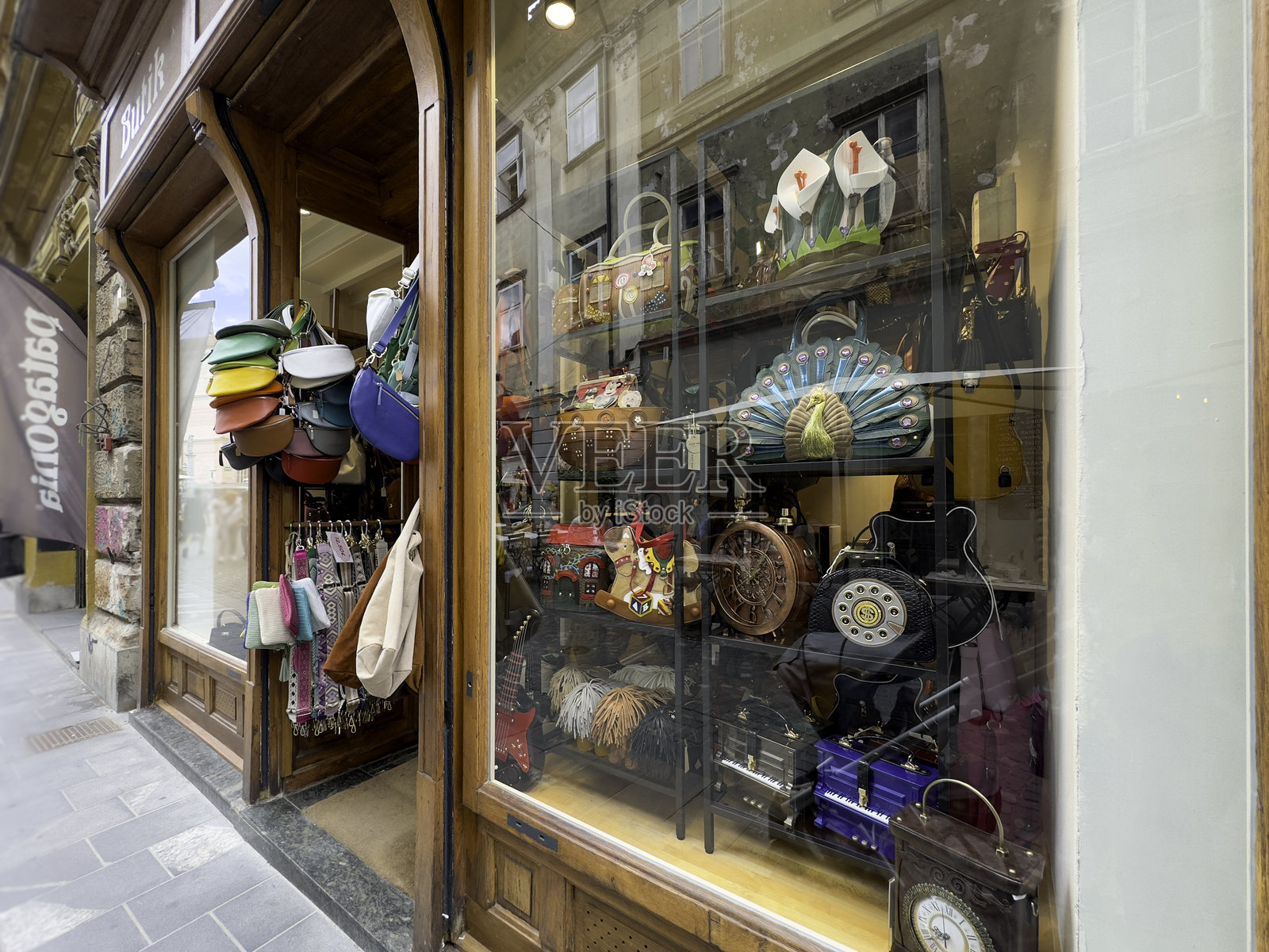 创意手工复古手袋,形状各异的物品在精品店中展示照片摄影图片