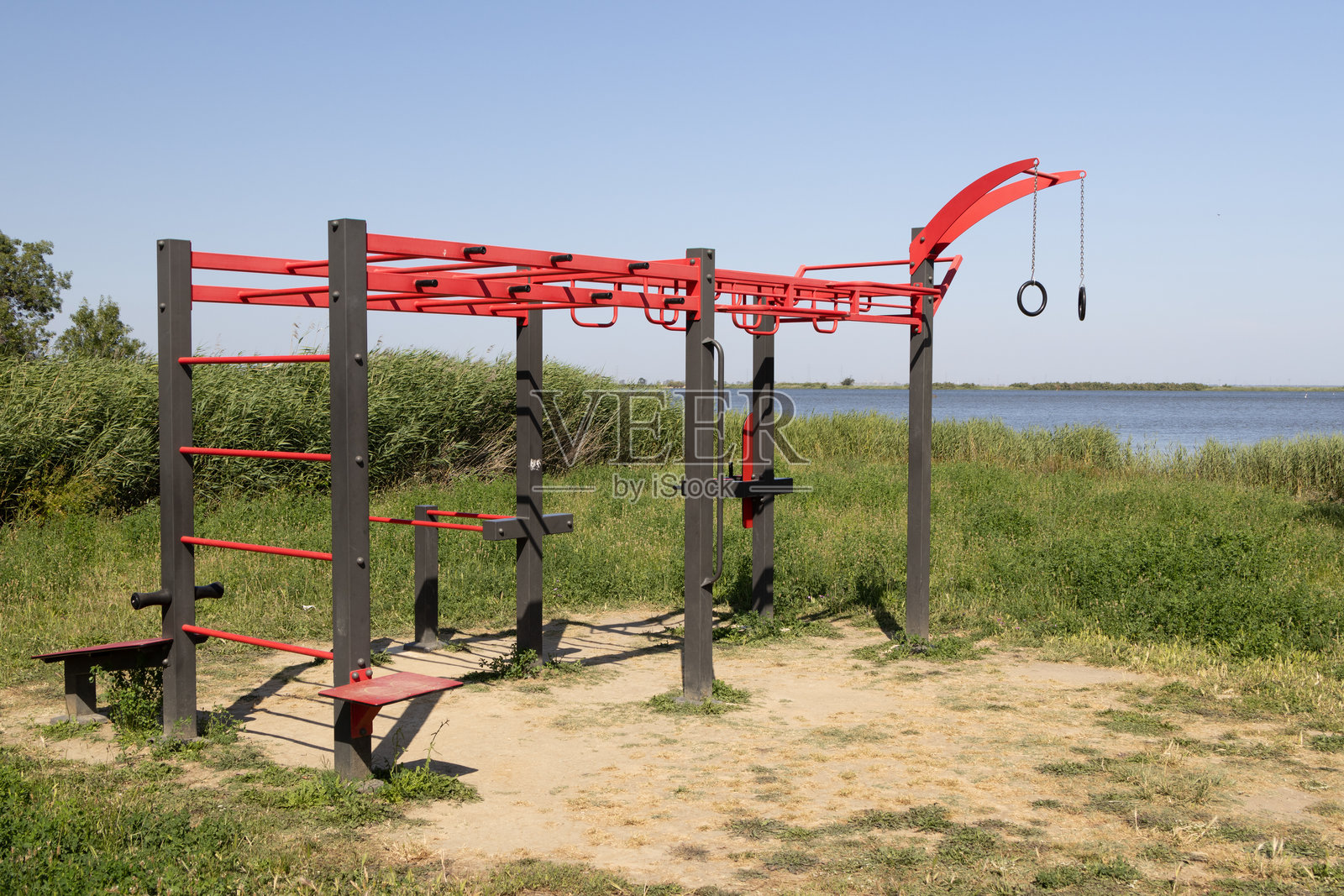 户外健身器材俯瞰葡萄牙阿兰德拉宁静的湖泊照片摄影图片