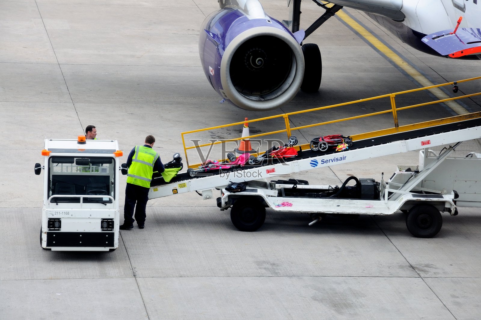 在伯明翰将行李装载到飞机上。照片摄影图片