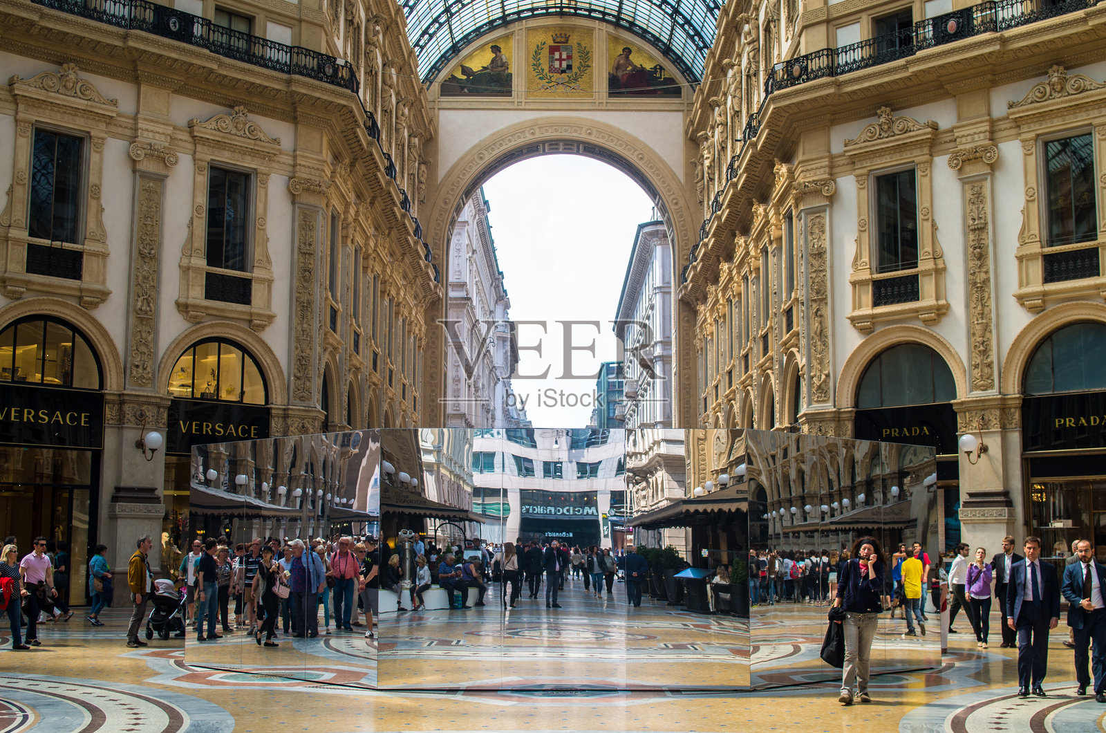 游客们正在参观维托里奥·埃马努埃莱二世长廊照片摄影图片