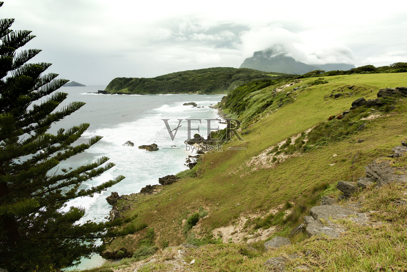 眺望被云层覆盖的利德伯德山照片摄影图片