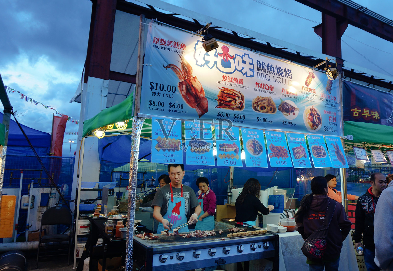 夏季夜市 - 烧烤鱿鱼照片摄影图片