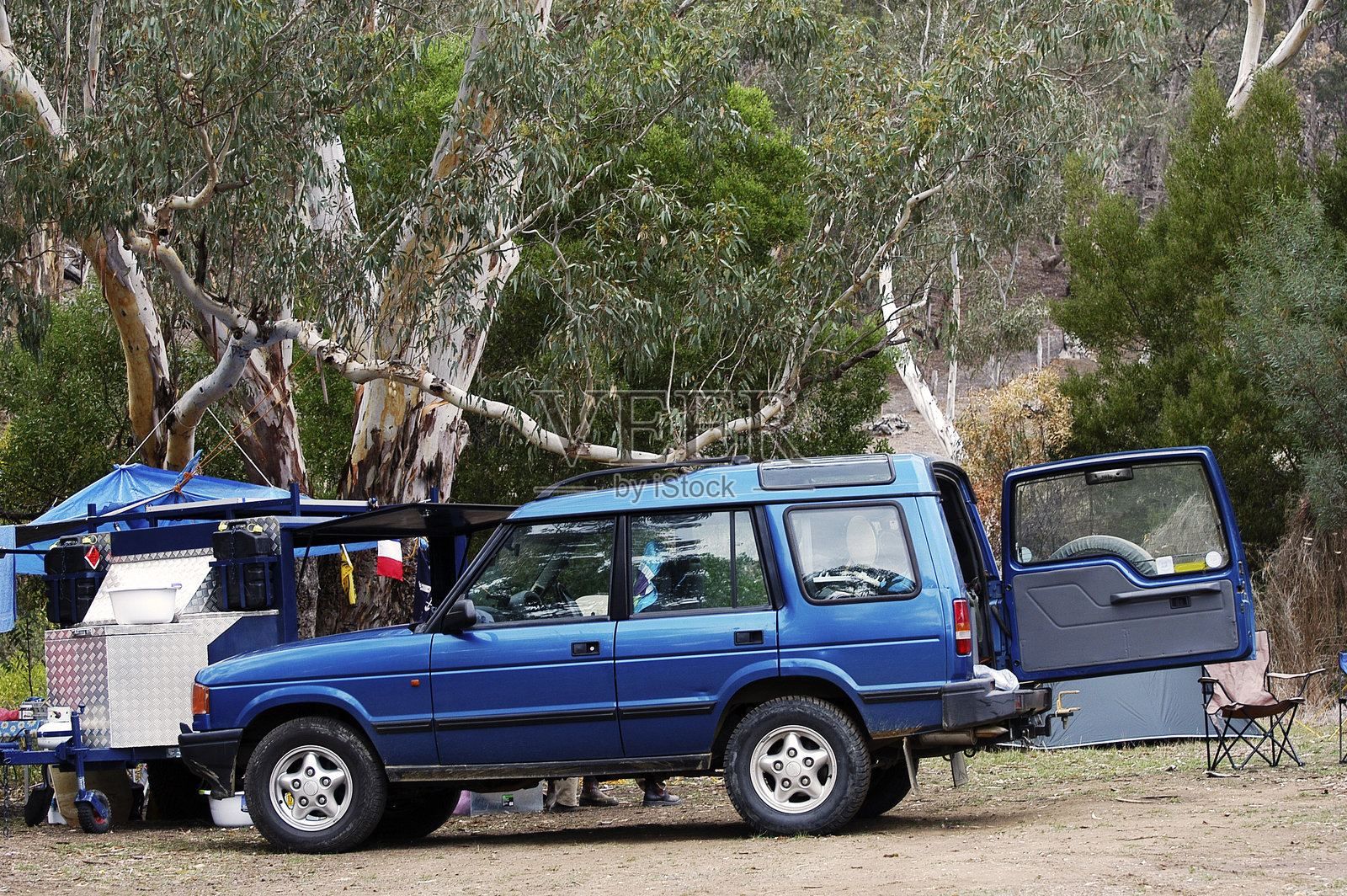 四轮驱动汽车停在维多利亚的森林中照片摄影图片