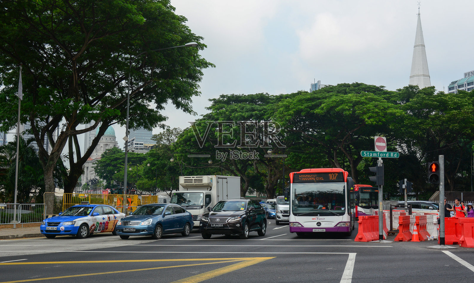新加坡街道上的汽车和行人照片摄影图片