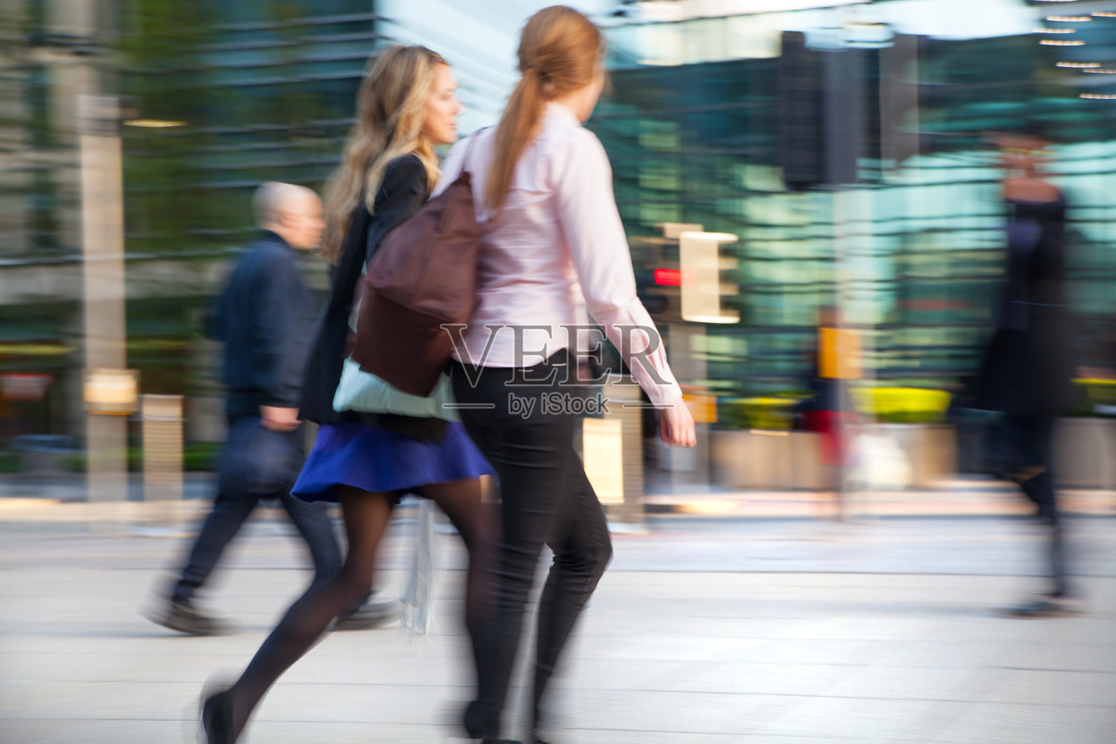 伦敦，商务人士在街上行走照片摄影图片