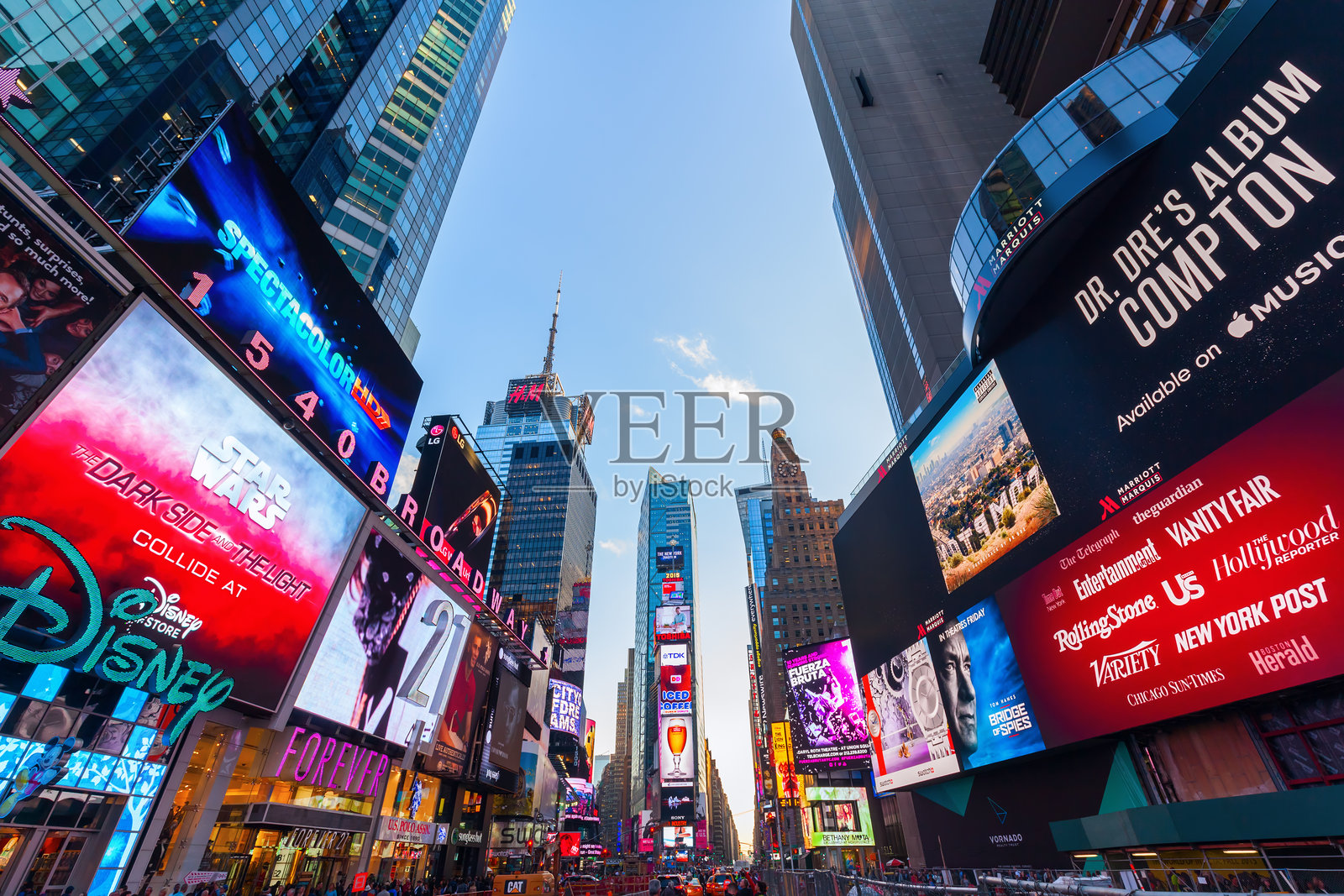 黄昏时分的曼哈顿时代广场照片摄影图片