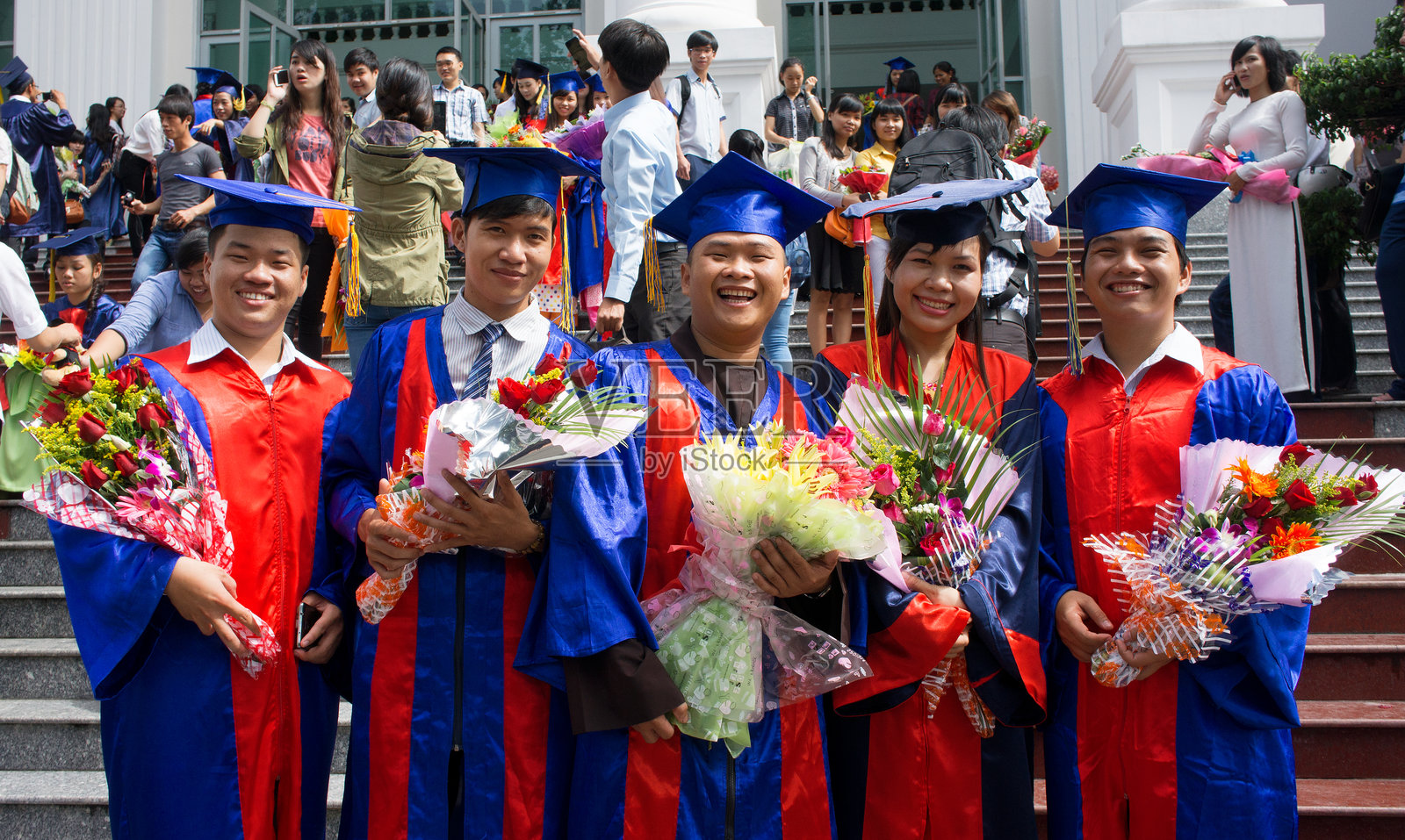 身穿学位袍的学生，大学毕业典礼照片摄影图片